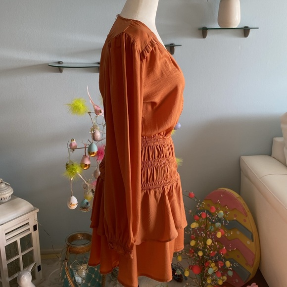 V-NECK SMOCKED TIERED MINI DRESS Rosewood colour long sleeve - Picture 9 of 13